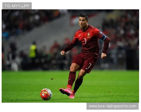 红衣足球明星风采大全展现英勇球场瞬间与经典时刻