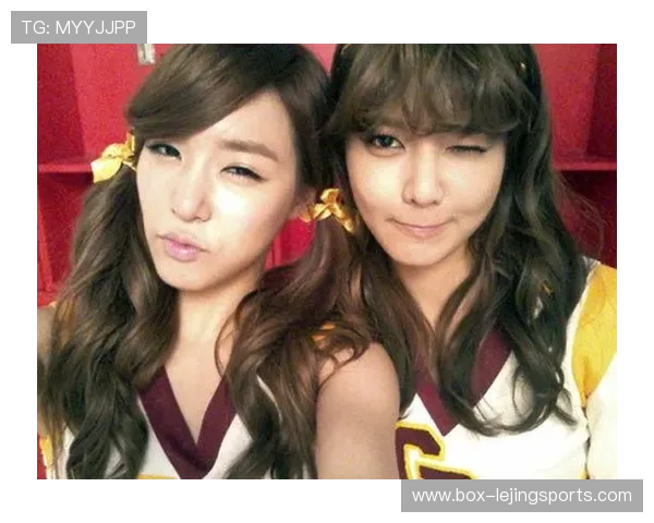 足球明星与大熊猫亲密合影展现动植物和谐共生的美丽瞬间