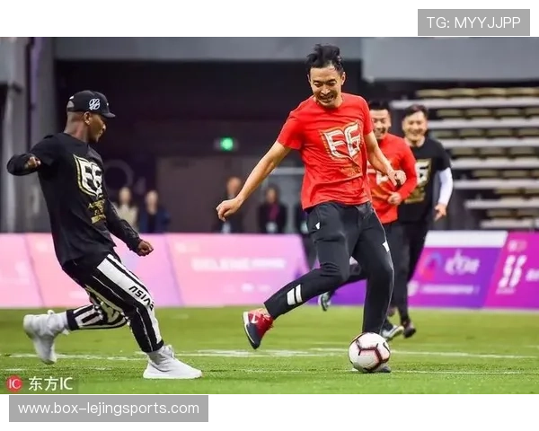 足球球星们的生活揭秘：赛场外的训练、商业投资与公益行动