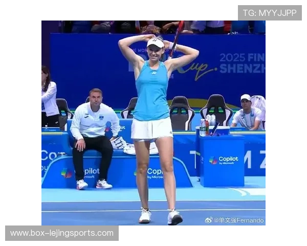 足球球星灿烂笑容大放异彩现场气氛火热引发球迷热烈反响